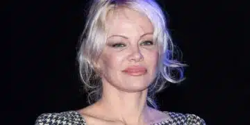 Русото изкушение Памела Андерсън се присъедини към Седмицата на модата в Париж БЕЗ грим! СНИМКИ 1