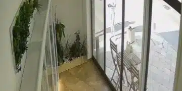 Жена върна портфейл с пари на възрастен мъж след като се разбра, че има видео, което доказва, че тя го взима от тротоара... 2