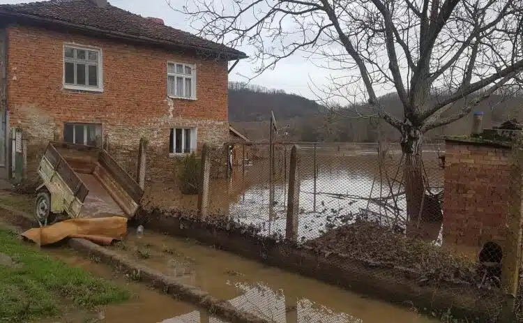 Положението е бедствено и в село Кости! Кметът сподели, че всичко е разрушено – нямат и улици! 1