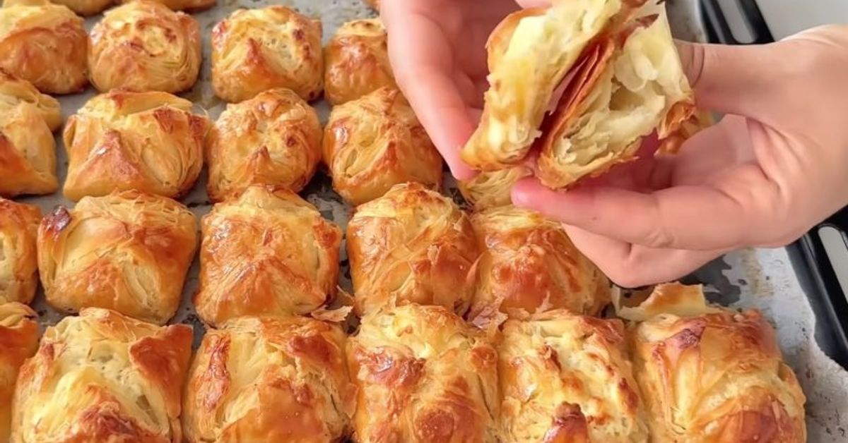 Всяка събота правя този турски бюрек за закуска. Става божествен, а е с най-простите съставки Златисти, хрупкави банички със сирене в тава, едната разчупена, показваща пълнежа.