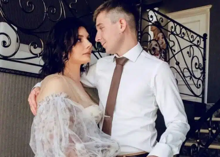Изневеряващата Марина се омъжи за доведения си син Владимир, който е отгледала от 7-годишен, вече имат две деца 1