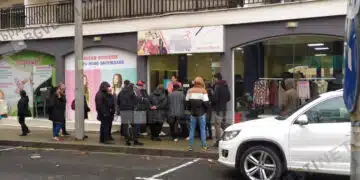 Магазините в моловете се опразват, всички се редят на опашка пред тези магазини за дрехи! 3