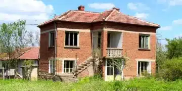 Едва свързващ двата края шотландец си купи три къщи в България за без пари - ето чрез коя платформа 3