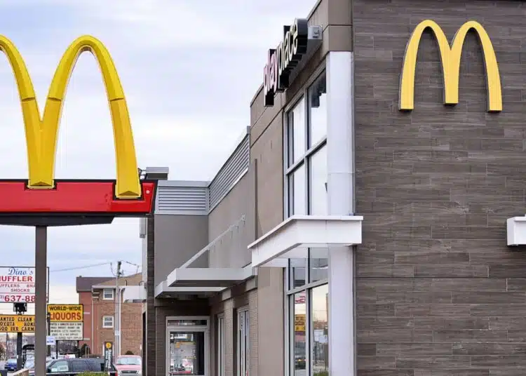Служител на McDonald's: Снимат ви всеки път когато поръчвате с колата без да знаете 1 Служител на McDonald's: Снимат ви всеки път когато поръчвате с колата без да знаете 1