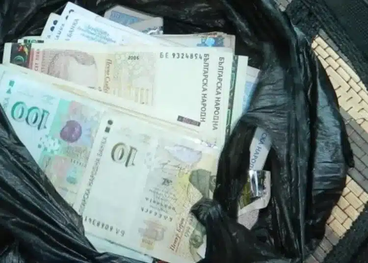 Бургаската полиция издирва собственик на намерена сума пари в двор на магазин 1
