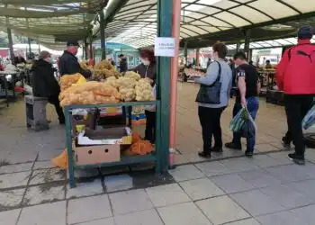 Огромен наплив на хора към този български пазар, цените са ниски като никъде другаде! Всичко е хубаво и домашно! 15