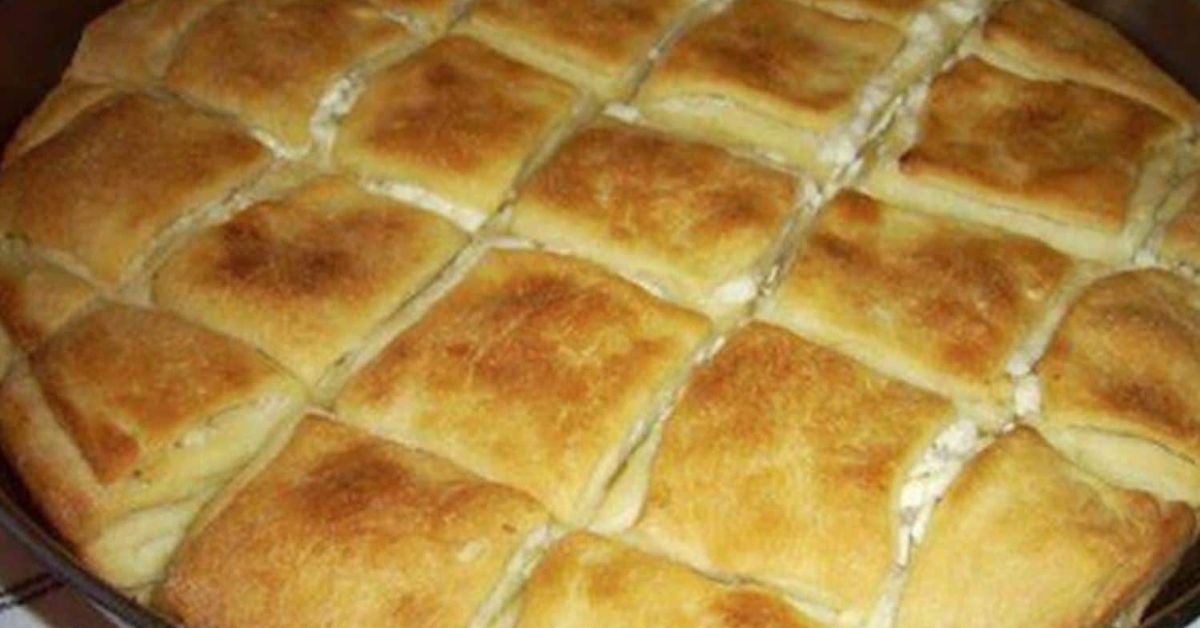 Направете старата българска сеченица! Древна нашенска рецепта, която удря баницата в земята.. Златна баница със сирене, нарязана на квадратни парчета в тава