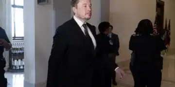 Илон Мъск заведе дело срещу майката на 3 от децата му – певицата Граймс 12