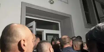 От последните минути! Заради зверството в Нова Загора – протест пред полицейското управление, замерят го с яйца! 3