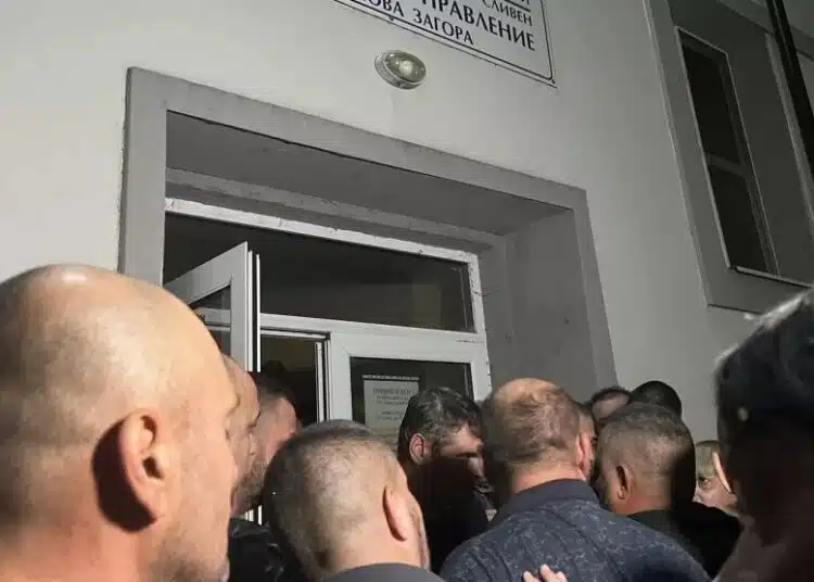 От последните минути! Заради зверството в Нова Загора – протест пред полицейското управление, замерят го с яйца! 1