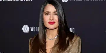 Известната актриса Салма Хайек събра погледите на всички със своята визия по време на важно събитие 11