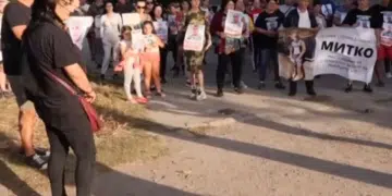 В Цалапица продължават да протестират за справедливост за Митко! Замеряха къщата на близнаците с камъни и пиратки 12