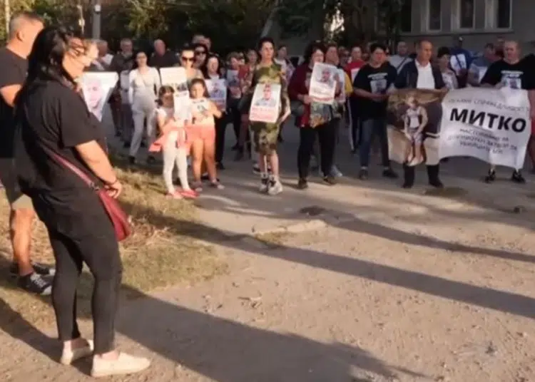 В Цалапица продължават да протестират за справедливост за Митко! Замеряха къщата на близнаците с камъни и пиратки 1