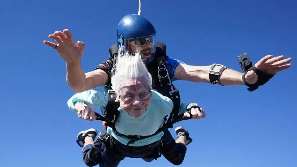 Жена, на 104 години, почина дни след като постави световен рекорд като най-възрастната скачачка с парашут 1