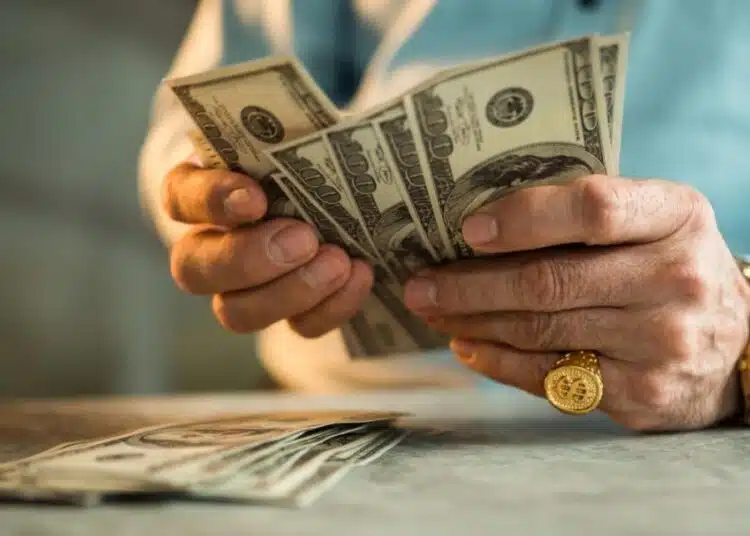 Мъж призна в ефир, че е спечелил $22 милиона от лотария, но пази това в тайна от децата си и ходи на работа 1