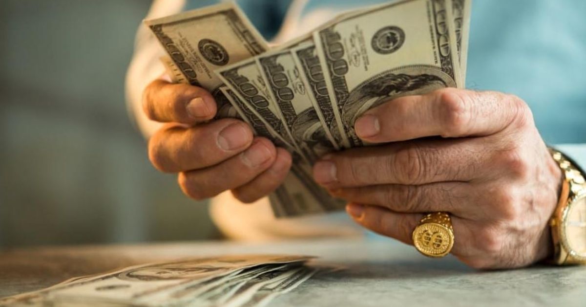 Мъж призна в ефир, че е спечелил $22 милиона от лотария, но пази това в тайна от децата си и ходи на работа Мъжки ръце броят пачки стодоларови банкноти, със златен пръстен и часовник.