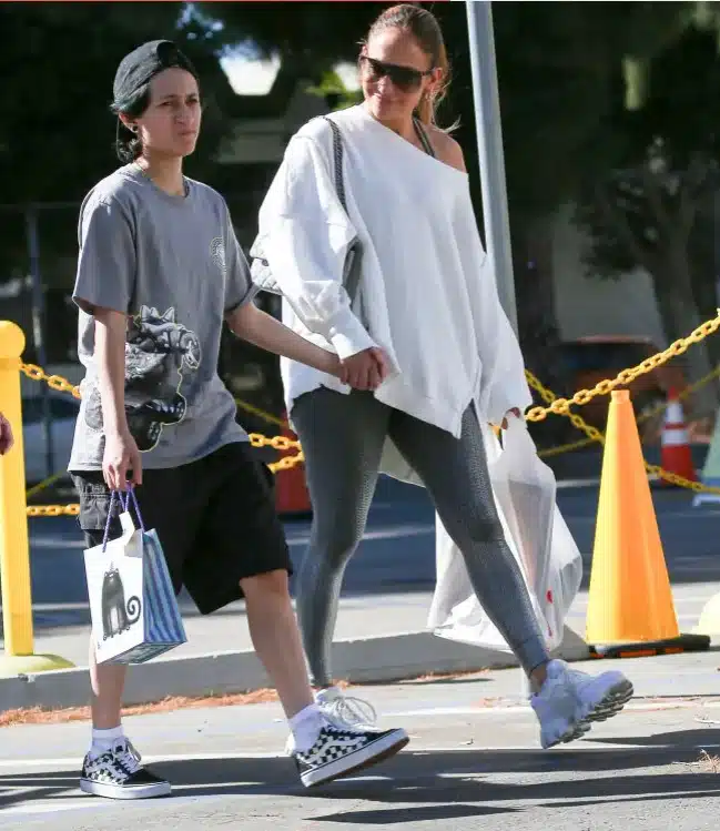 Джей Ло се разходи по улиците на Лос Анджелис със своята 15 годишна „небинарна“ дъщеря 1