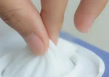 Една опаковка мокри кърпички плюс два продукта ще почистят дрехите и меката мебел завинаги! 10