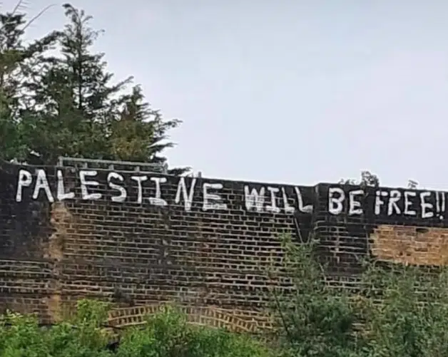 Поддръжници на Палестина разгромиха еврейски ресторант в Лондон СНИМКИ 3