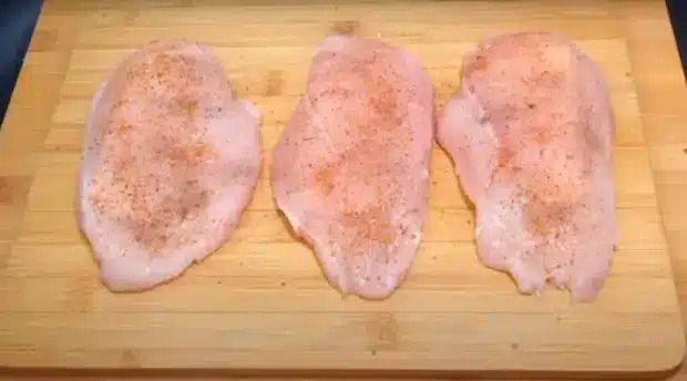 Рецептата за сочни пилешки гърди с масло на тиган, която ще накара гостите ви да питат за още 1