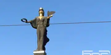 Статуята Света София в столицата осъмна с черна превръзка на очите 2