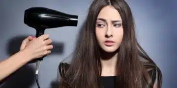 Експерт разкри най-честите грешки, които допускаме когато сушим косата със сешоар 8