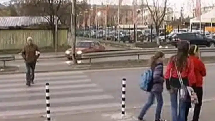 Дечица всеки ден рискуват живота си, за да достигнат училището си! Срамота – това се случва в България! 1