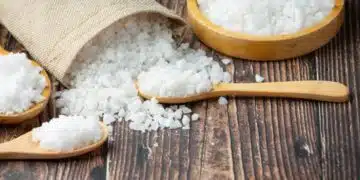 Защо нашите предци хвърляли щипка сол през лявото си рамо? 4