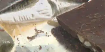 Гнусна изненада! Мъж си закупи шоколад от известна голяма верига, получи го с бонус „мезе“ 3