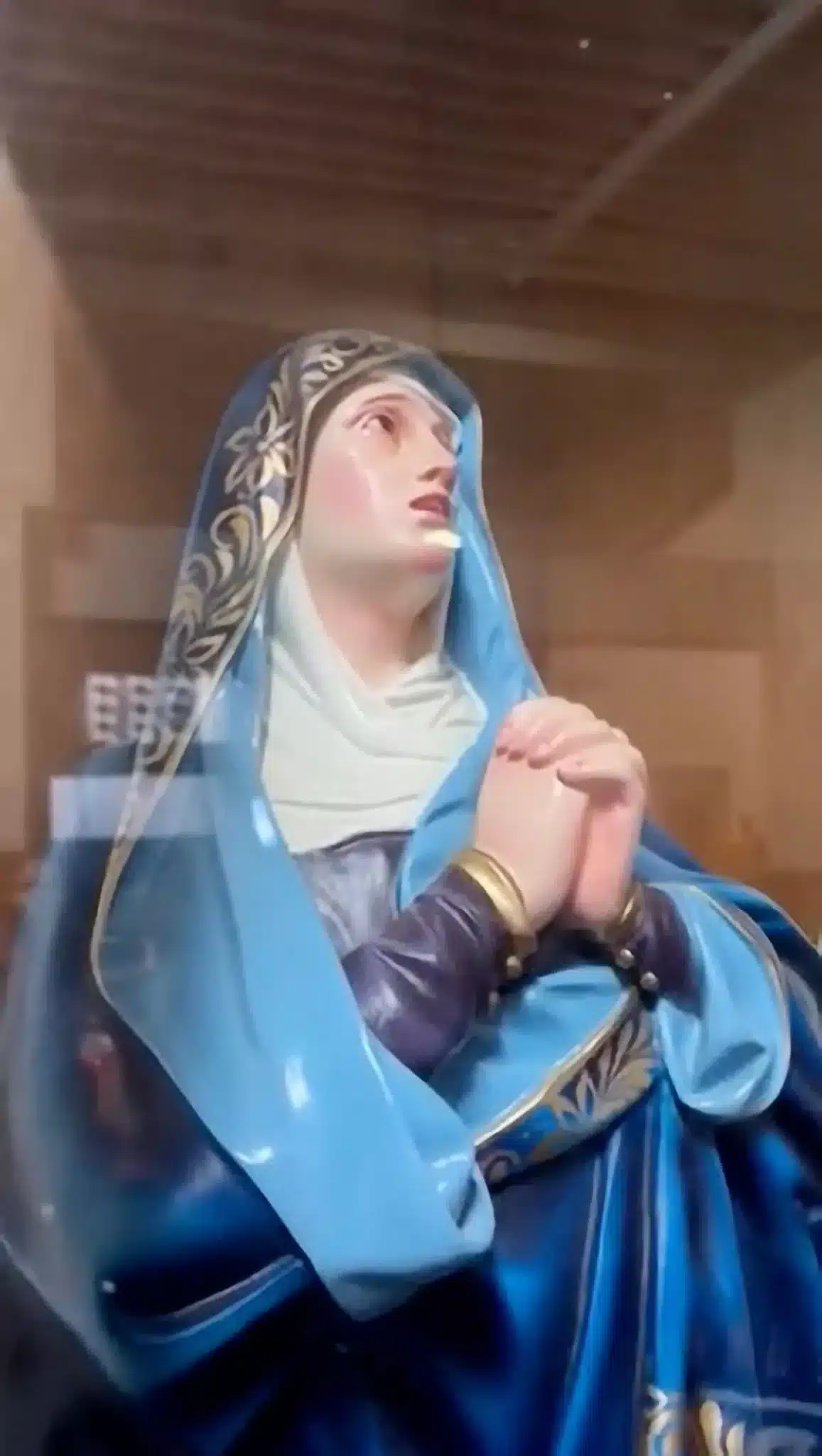 Чудо в реалния живот - статуя на Дева Мария е заснета да плаче 1