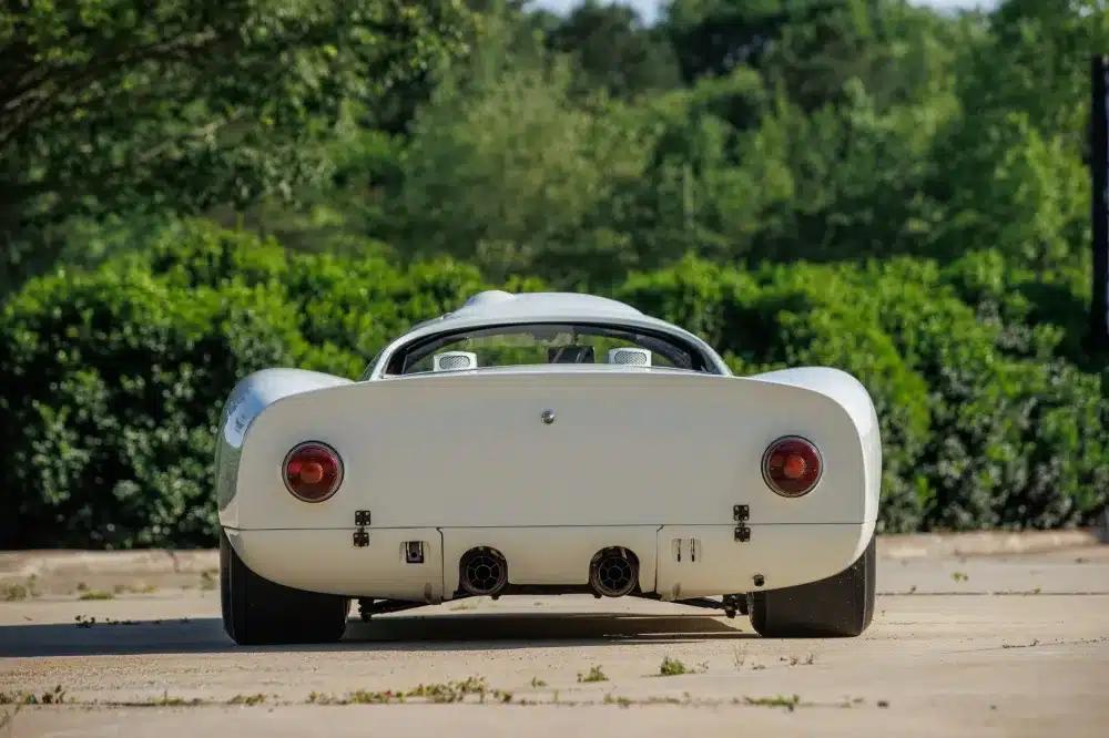 Състезателна кола Porsche 910 от 1967 г. е продадена за рекордните 2,5 милиона долара 7