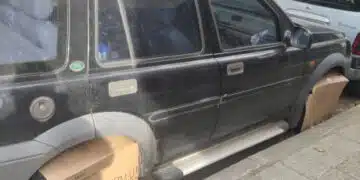 Гумите на джип в Пловдив бяха опаковани с кашони, няма да познаете защо са го направили 13