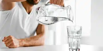 Лекар разкри опасностите от навика да пиеш вода на празен стомах - особено за тези 3 групи хора 1