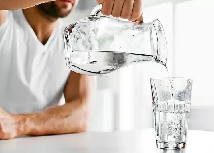 Лекар разкри опасностите от навика да пиеш вода на празен стомах - особено за тези 3 групи хора 1