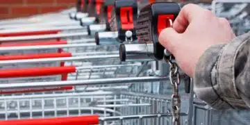 Служители в супермаркети молят да не правим този трик с монетника в количките 1