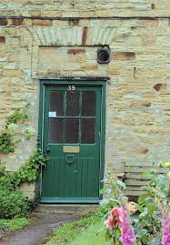Местните в това населено място бяха задължени да боядисат вратите си в зелен цвят 13