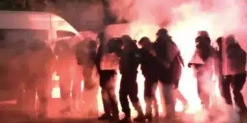 Протестът срещу БФС ескалира! Бомби, ракети, димки! Пуснаха водното оръдие, полицията се намеси (НА ЖИВО) 1