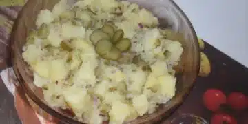 салата с картофи и кисели краставички