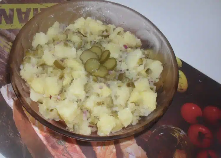 салата с картофи и кисели краставички