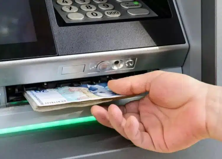 Ето по колко пари ще ни взимат банките за теглене от банкомат и ще расте още 1 Ето по колко пари ще ни взимат банките за теглене от банкомат и ще расте още 1