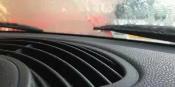 Монтьор разкри бърз начин да махнете мъглата от предното стъкло! Повече няма да ви се наложи да я чистите.. 11