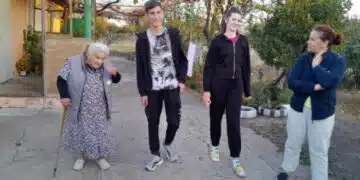 Добрият пример! Доброто е заразно, трябва да се разпространява – група деца помогнаха на майка и син в изключително тежко положение! 12
