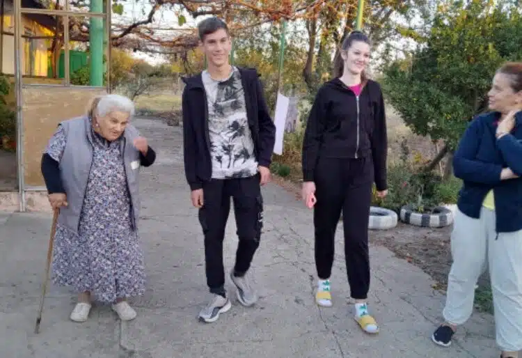 Добрият пример! Доброто е заразно, трябва да се разпространява – група деца помогнаха на майка и син в изключително тежко положение! 1 Добрият пример! Доброто е заразно, трябва да се разпространява – група деца помогнаха на майка и син в изключително тежко положение! 1