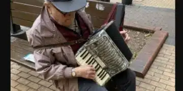 Дядо Митко е на 90 години, свири, за да помогне на семейството си, докосна сърцата на стотици с молбата си 6