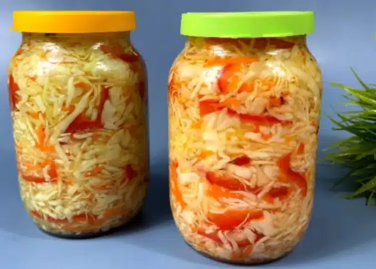 Перфектното мезе за зимни вечери: вкусно зеле с мариновка (Рецепта) 1