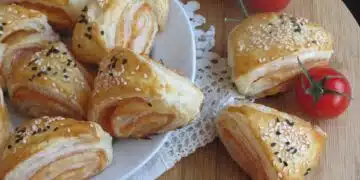 Невероятно вкусни кифлички от бутер тесто с кашкавал и наденица 11
