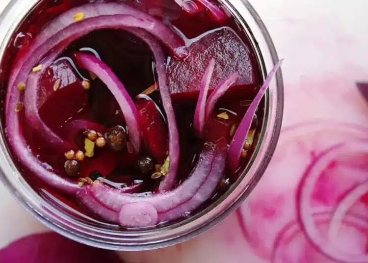 Известни готвачи споделиха рецептата за най-вкусния маринован лук 1