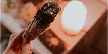 Тази баба ме научи на трите начина, с които мога да изчистя негативната енергия от дома си, всичко вече е спокойно 8