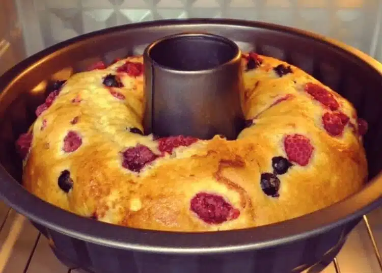 Приготвя се сравнително бързо, но вкусът остава за цял живот: невероятен кекс "12 лъжици" 1