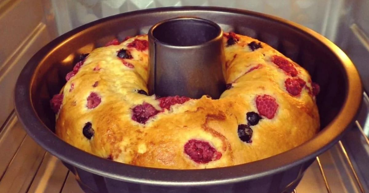 Приготвя се сравнително бързо, но вкусът остава за цял живот: невероятен кекс 12 лъжици Апетитен кекс с малини и боровинки в кръгла форма във фурна.